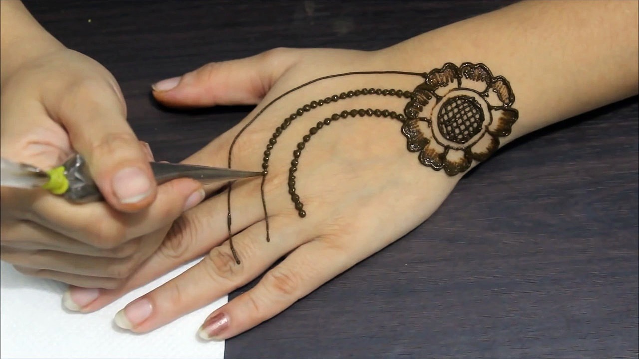 20 Beautiful And Easy Mehndi Designs 2018 Mehndi Crayon