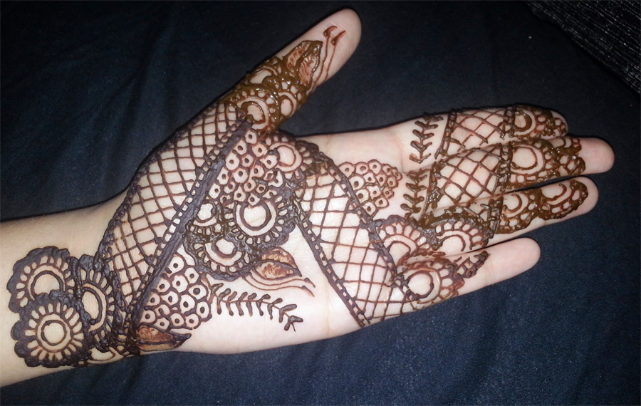 Easy And Beautiful Mehndi Design Of Front Hand