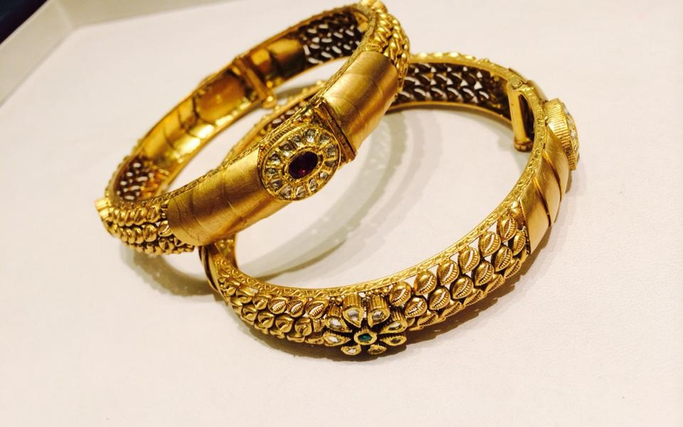 Gold bangles latest design on sale 2018