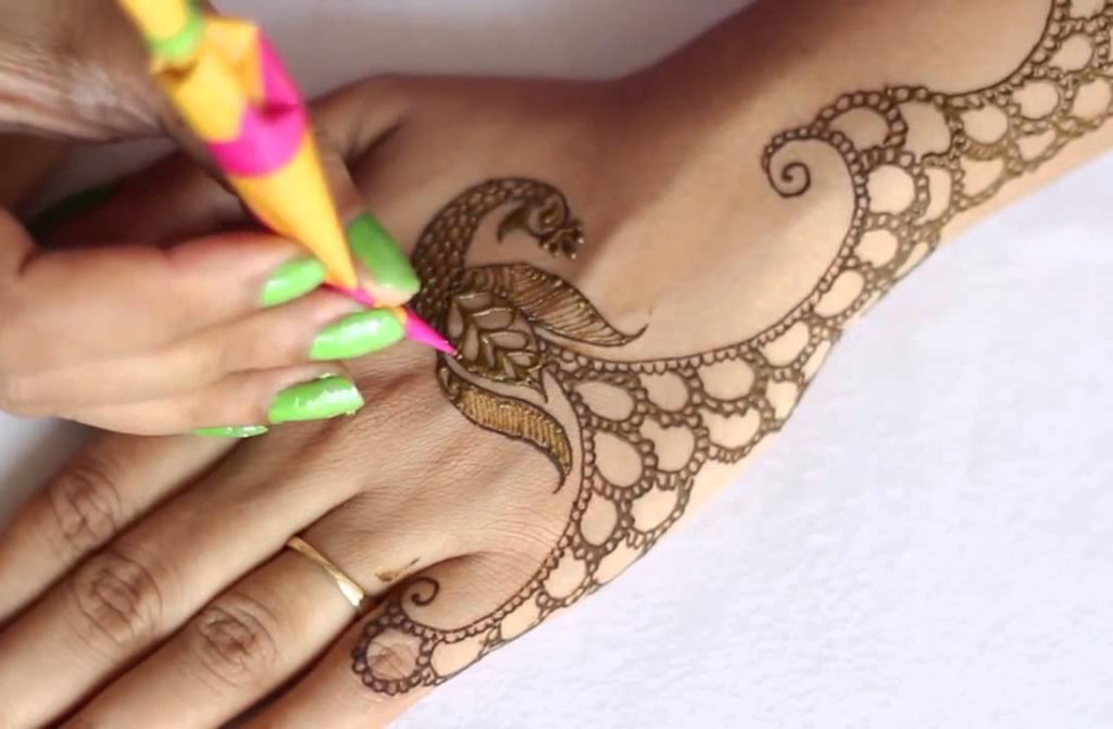 15 Beautiful Feather Henna Designs 2018 - Mehndi - Crayon