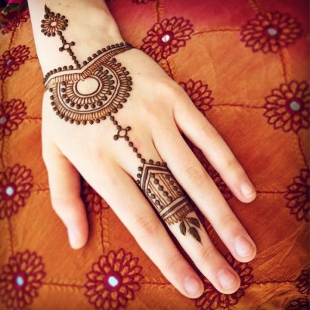 Simple and Decent Mehndi Designs for Girls - Crayon