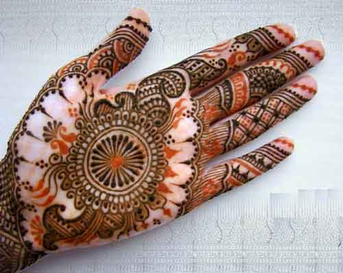 Featured image of post Round Patch Mehndi Design - Albeit, the designs changing can never be compared yet the new designs are never compared to the like patterns of mehndi that influence the attraction with a very minimal, varied.