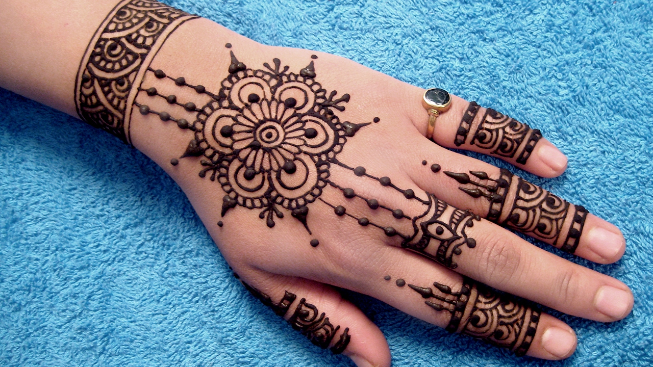 Pakistani Mehndi Designs For Back Hand