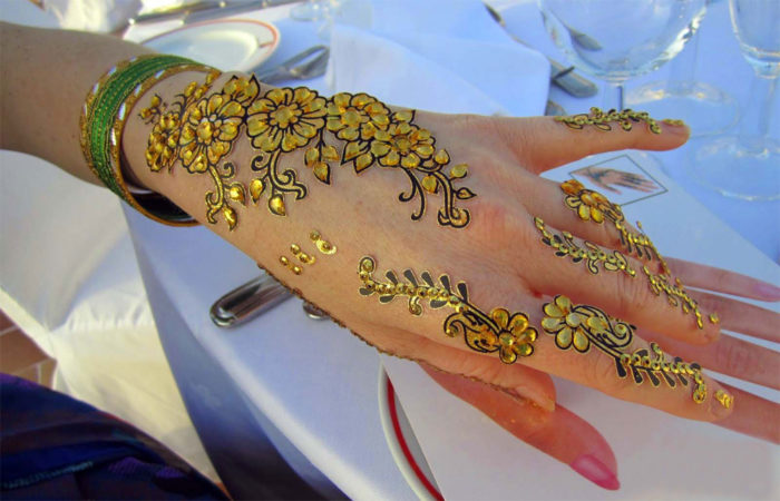 19 Best Glitter Henna Designs For Hands - Mehndi - Crayon