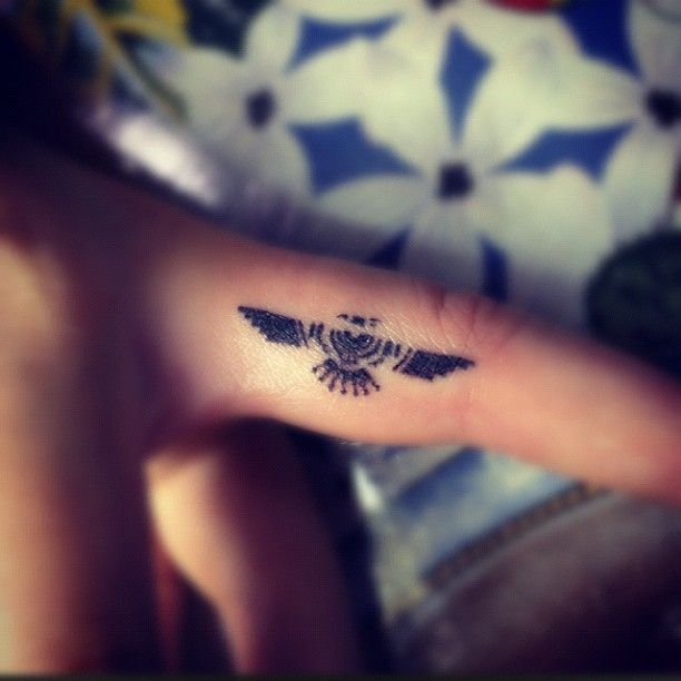 Charming Bird in Flight Birds Tattoo Design - Easy Bird Tattoos - Easy  Tattoos - Crayon