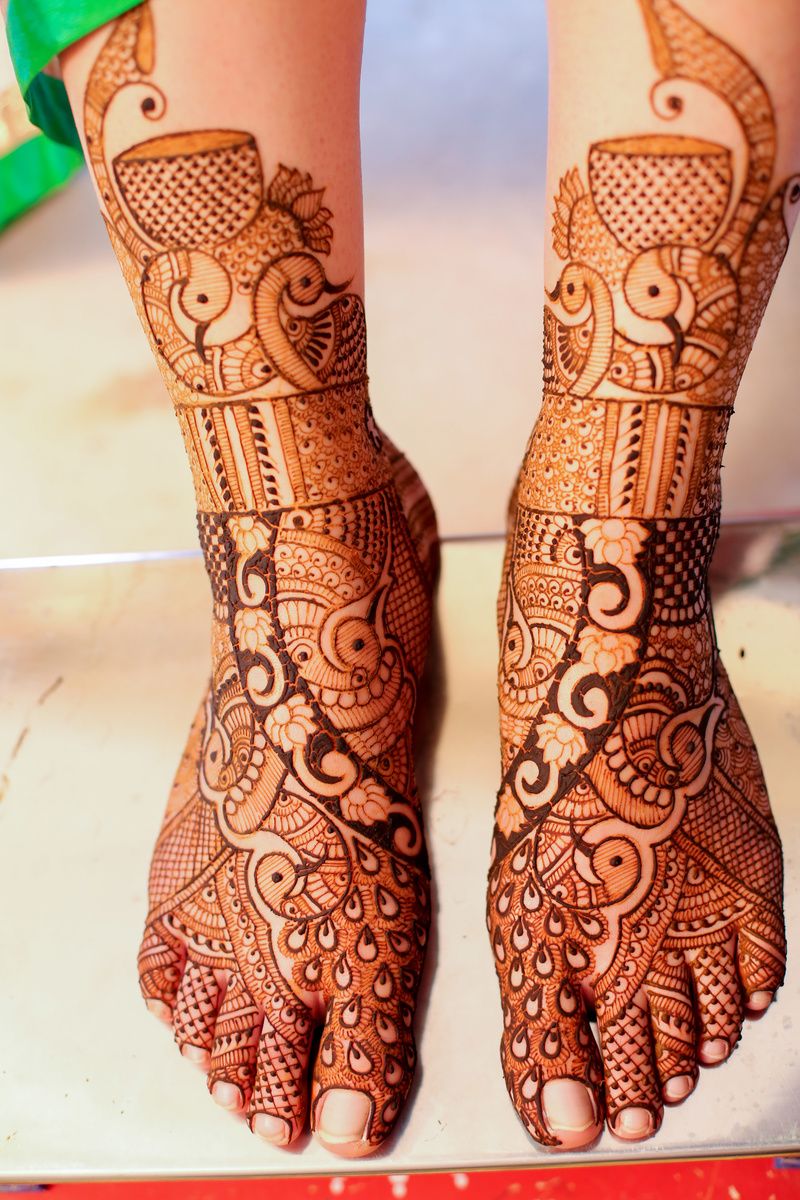 Sparkle Gujarati Bridal Mehndi Designs for right toe