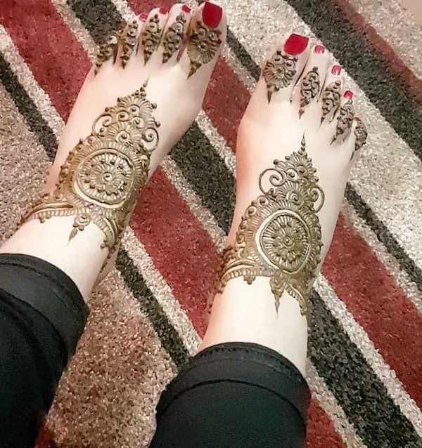 Inventive Circle Leg Arabic Mehndi Designs On Both Feet Leg