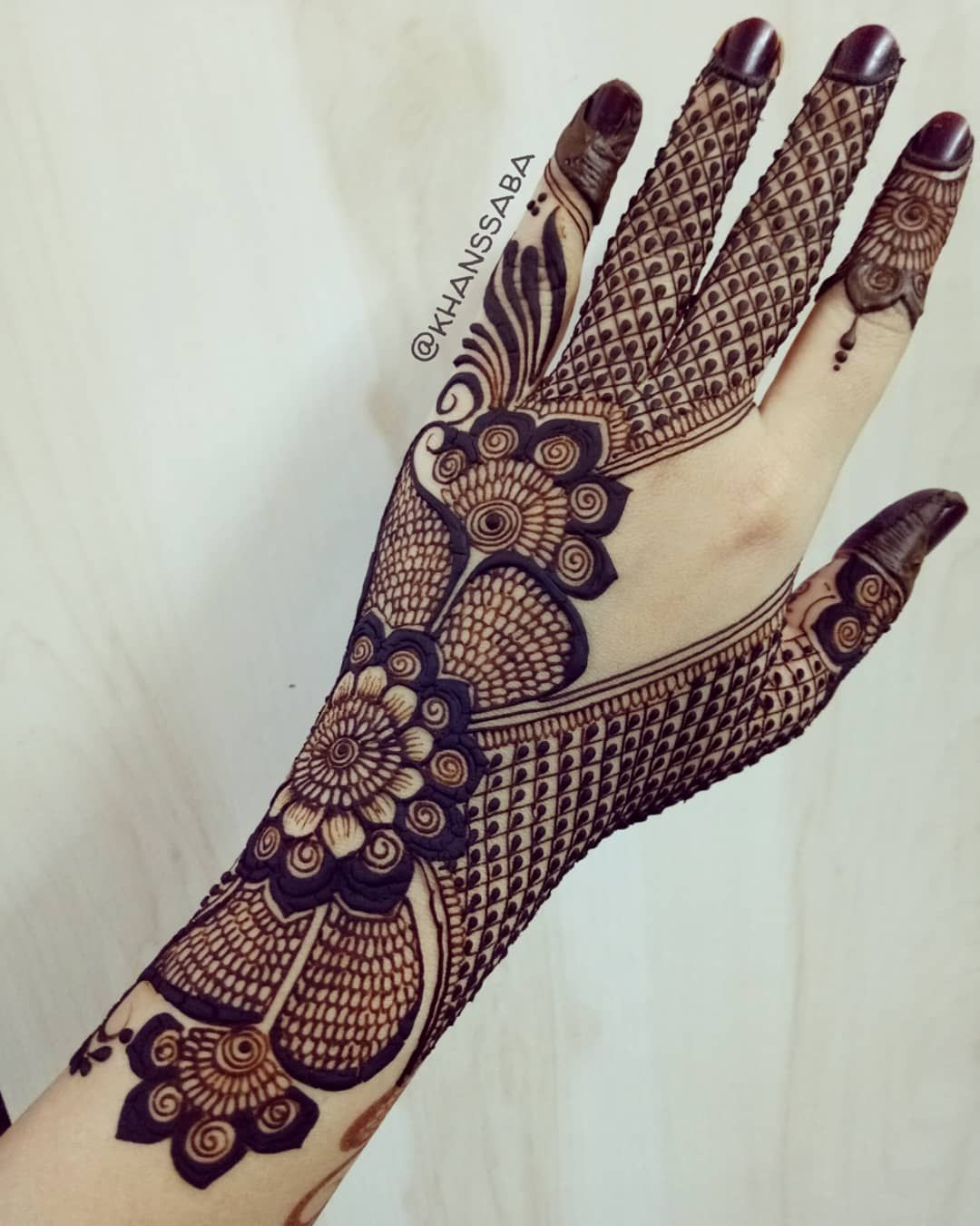 Shocking Heart Shaped Bridal Arabic Mehndi Designs for backhand and arm ...