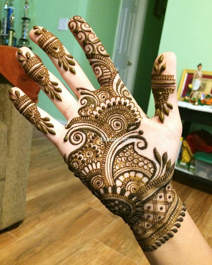 Astouding Traditional Arabic Mehndi Designs on full right forehand  